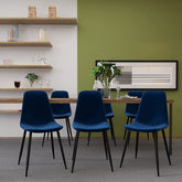 Ensemble de 4 chaises d'appoint Sera de Velets, revêtues de velours bleu et dotées de pieds noirs.