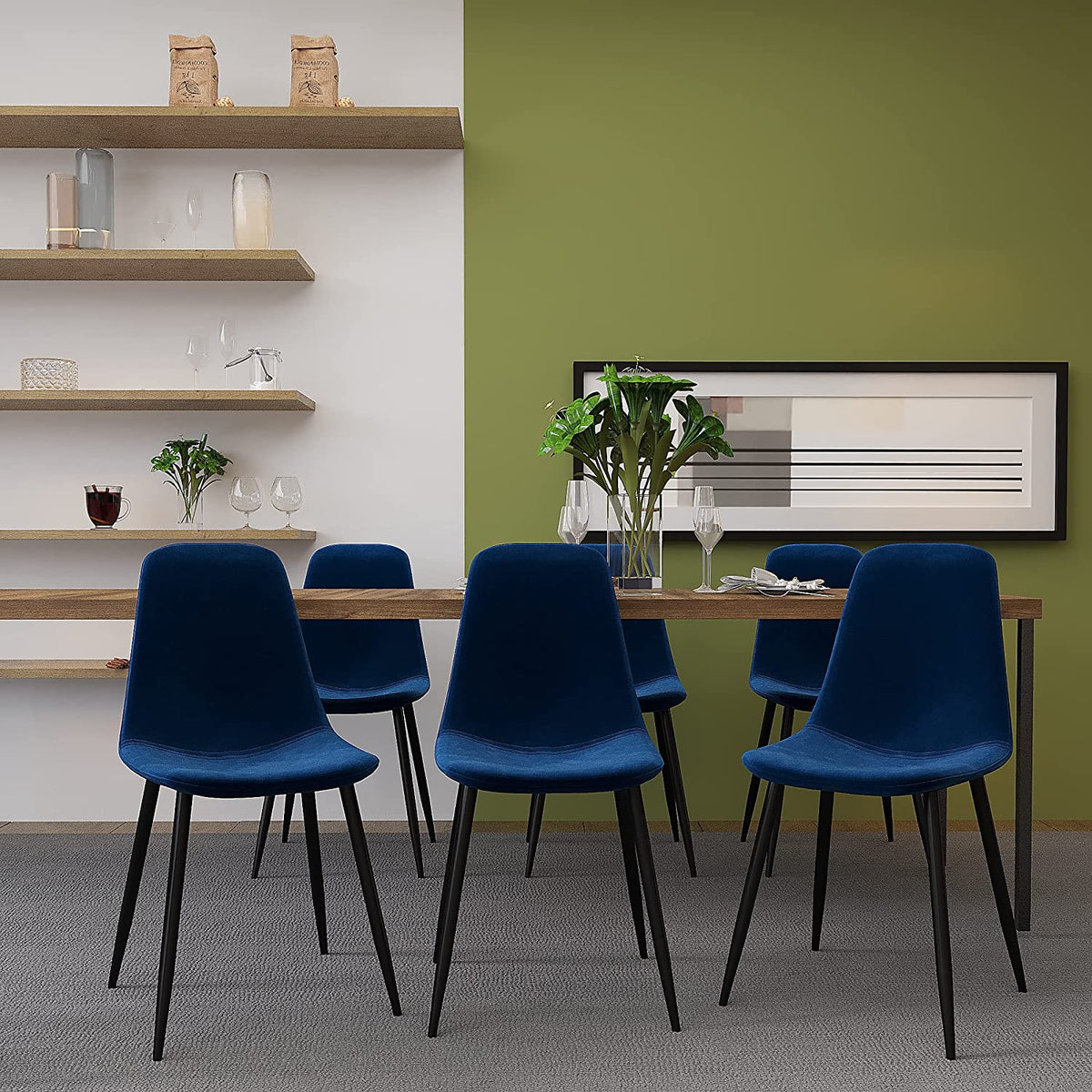 Ensemble de 4 chaises d'appoint Sera de Velets, revêtues de velours bleu et dotées de pieds noirs.