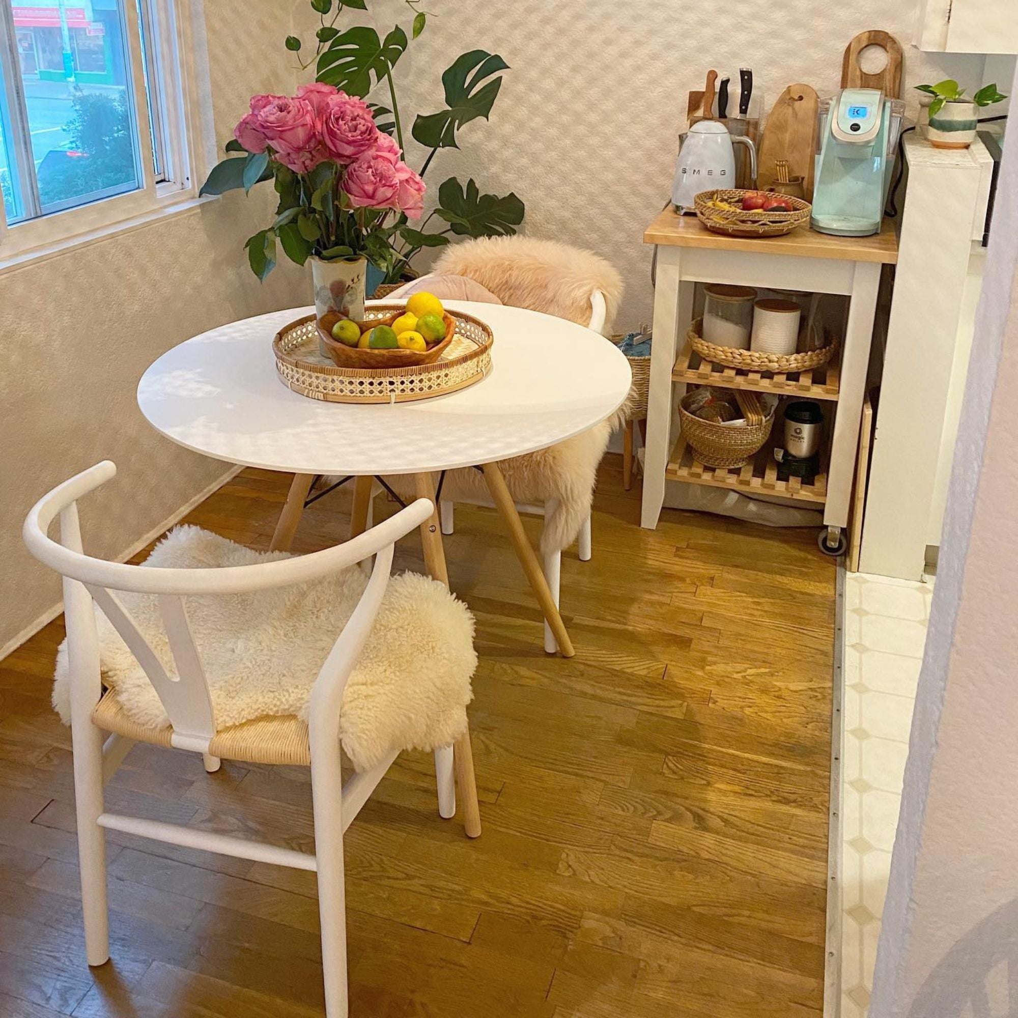 Velets 36" Ember Round Dining Table – White