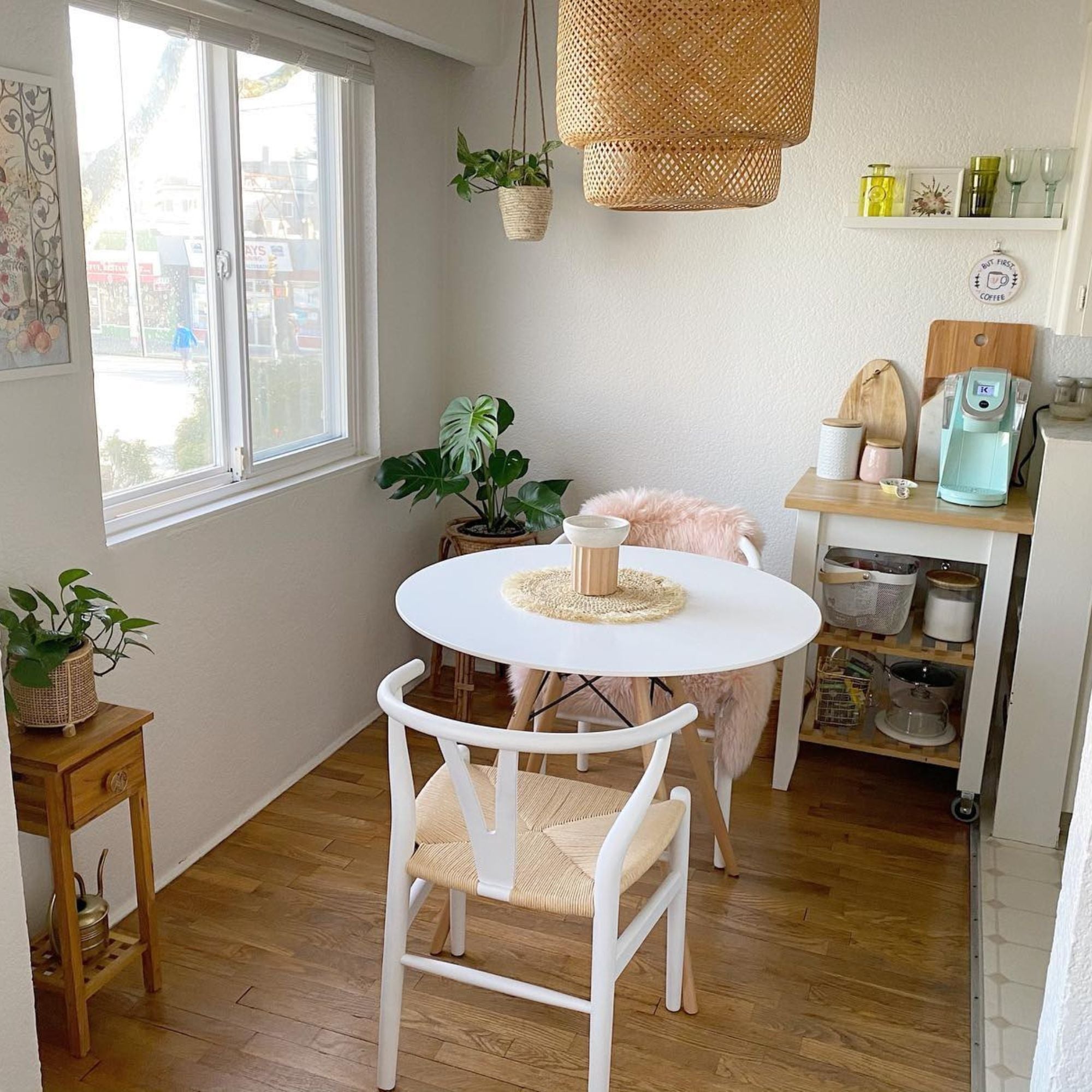 Velets 36" Ember Round Dining Table – White